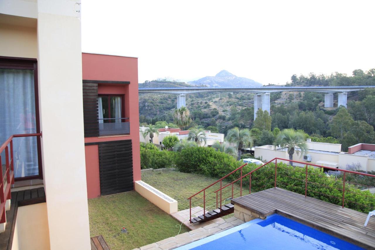 Private Pool Luxurious Villa With Mountain Views エステポナ エクステリア 写真