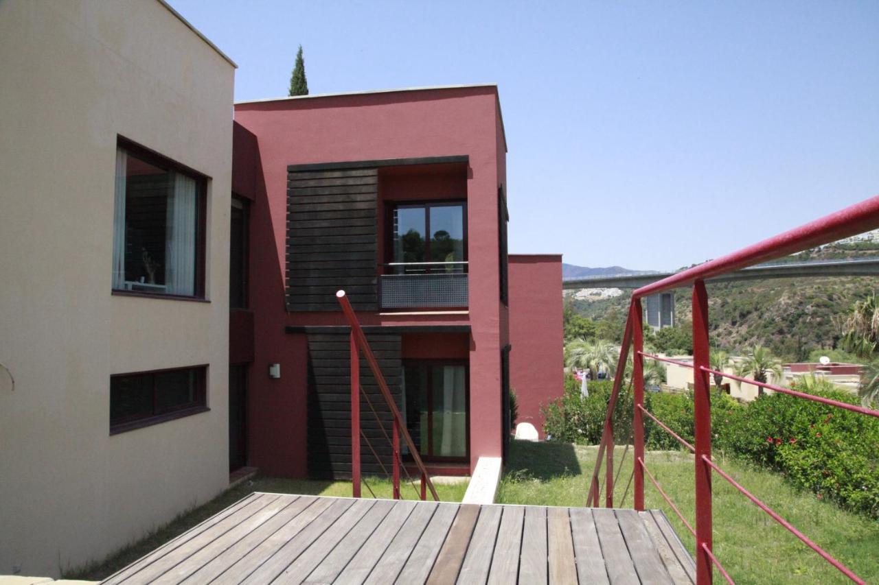 Private Pool Luxurious Villa With Mountain Views エステポナ エクステリア 写真