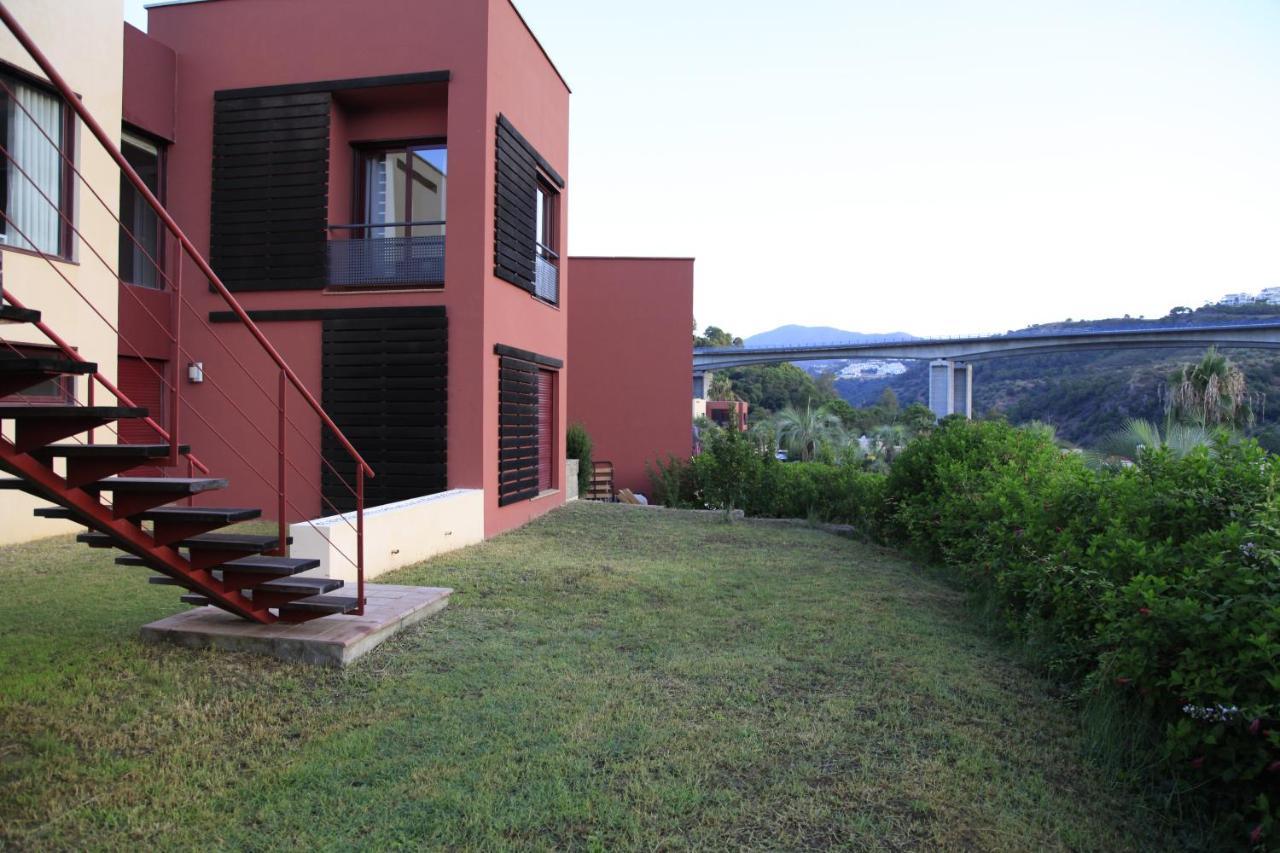 Private Pool Luxurious Villa With Mountain Views エステポナ エクステリア 写真