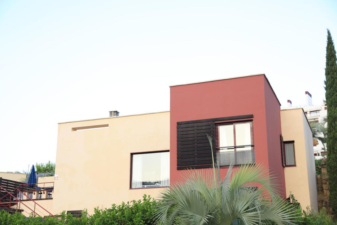 Private Pool Luxurious Villa With Mountain Views エステポナ エクステリア 写真