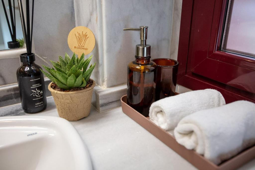 Private Pool Luxurious Villa With Mountain Views エステポナ エクステリア 写真