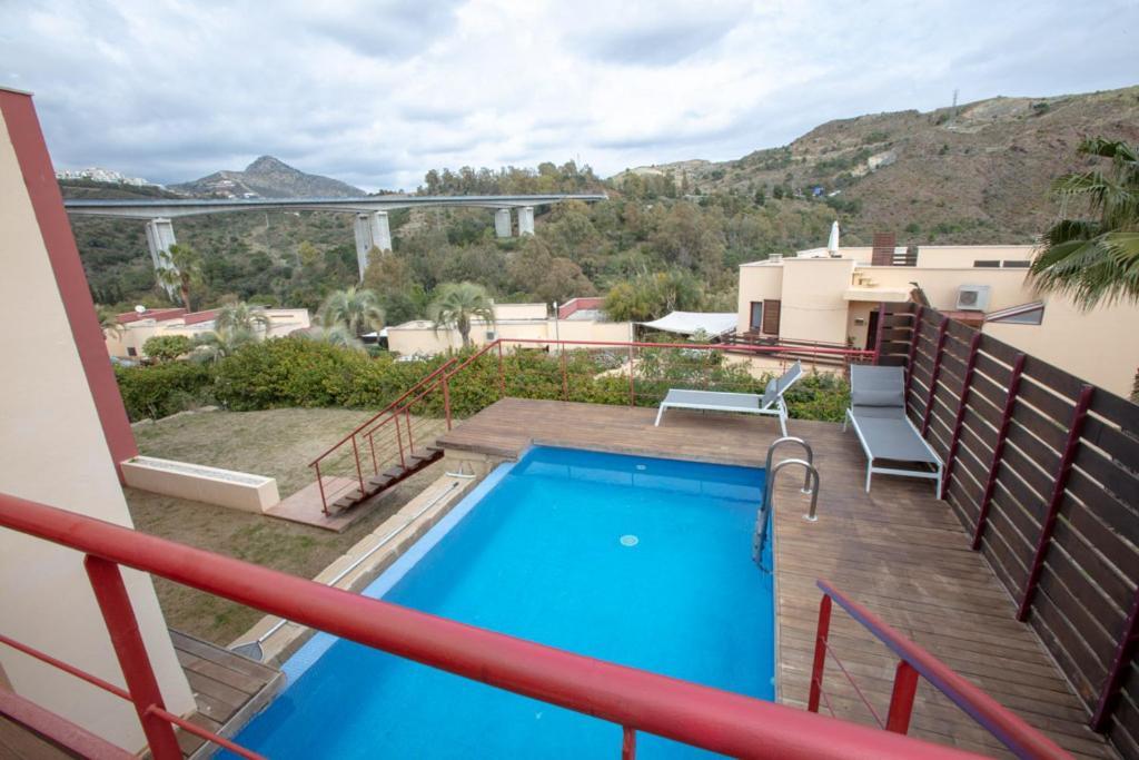 Private Pool Luxurious Villa With Mountain Views エステポナ エクステリア 写真